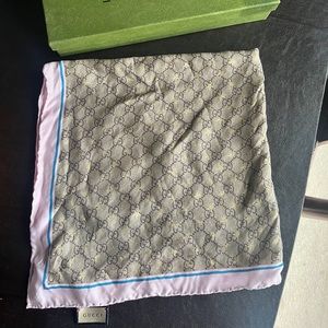 Gucci scarf authentic comes with the box